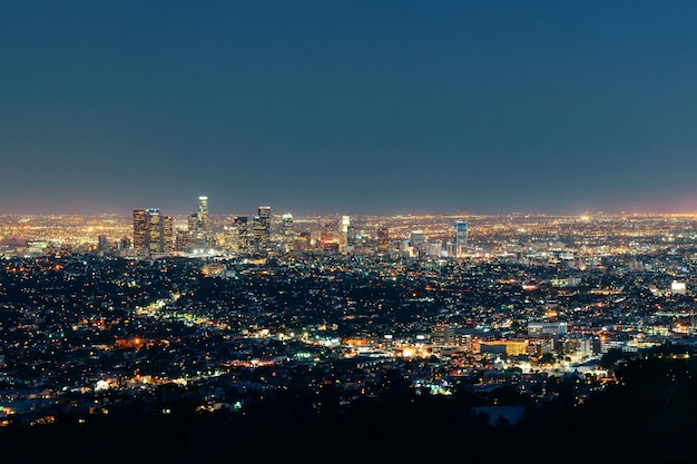 Los Ángeles de noche con edificios urbanos