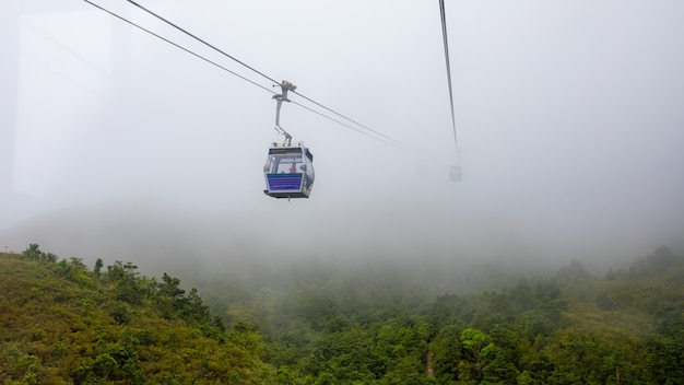 Ngong-Klingeln-Drahtseilbahn Hong- Kongporzellan in der Regenzeit und im Nebel