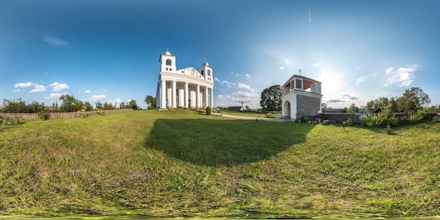 Ángulo de 360 grados de panorama hdri esférico completo y transparente en un pequeño pueblo con una iglesia decorativa de arquitectura de estilo medieval en proyección esférica equirectangular con contenido cenit y nadir vr