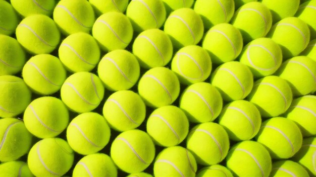 Ángulo alto de muchas bolas de tenis