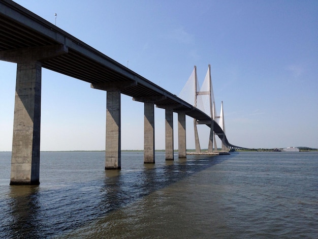 Ángulo baixo da Ponte Sidney Lanier em um dia ensolarado em Brunswick, Geórgia