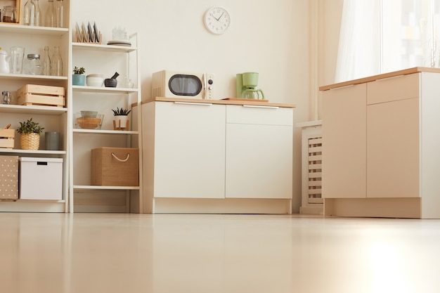 Ângulo baixo em tons quentes do interior contemporâneo da cozinha com design minimalista e elementos de madeira