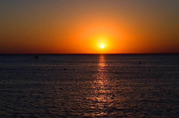 Ângulo de visão do horizonte do sol do sol para baixo momento na praia