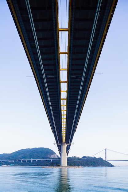 Ángulo bajo del puente colgante en Hong Kong