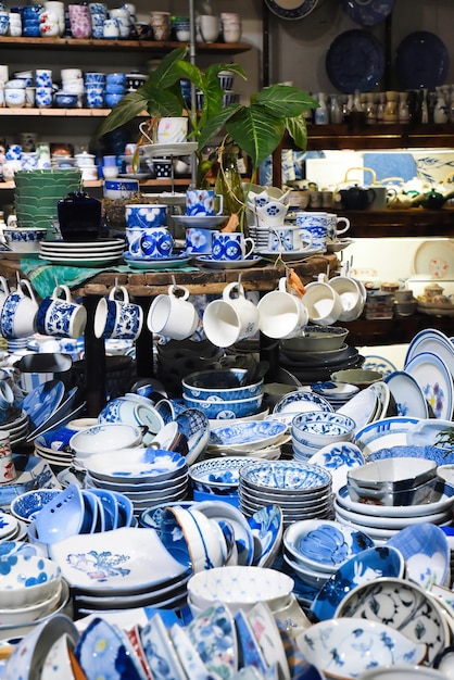 Nha Trang, Khanh Hoa - 8 de septiembre de 2022 Muchos platos y tazas coloridos en el mercado vietnamita