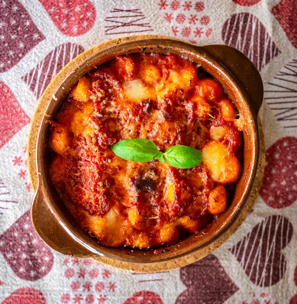 Nhoque alla Sorrentina, Bolinhos de Batata Italiana em Molho de Tomate, Gratinados com Queijo Mussarela em Prato de Terracota.