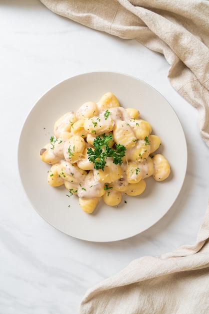 Nhoque com molho de creme de cogumelos e queijo