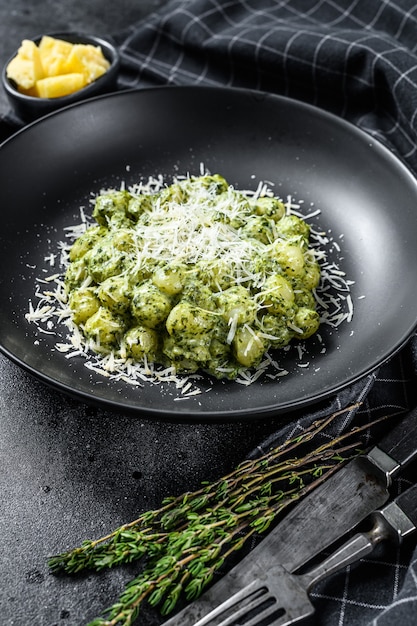 Nhoque com molho de espinafre de manjericão e pasta de batata italiana parmesão