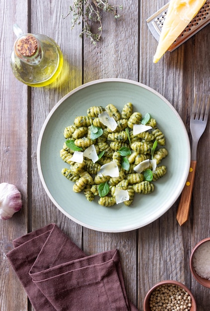 Nhoque com molho pesto de manjericão e queijo parmesão Comida saudável Comida vegetariana Dieta