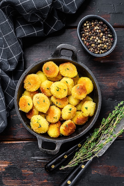 Nhoque de batata caseiro frito em uma panela