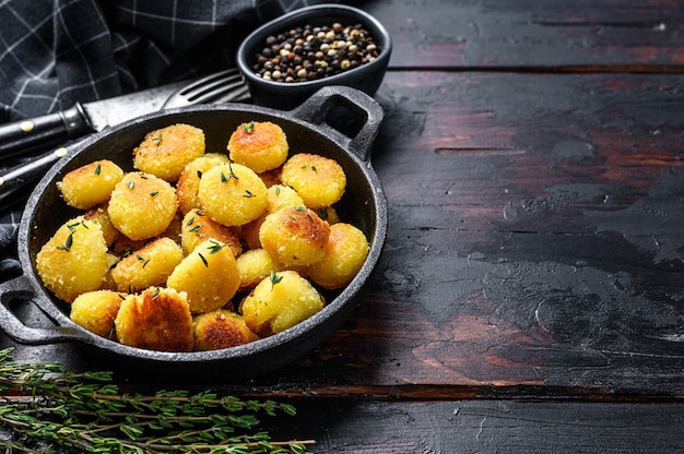 Nhoque de batata caseiro frito em uma panela