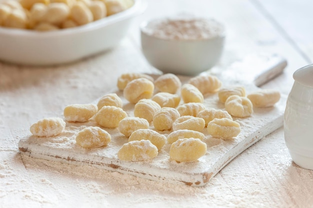 Nhoque de batata italiano cru caseiro tradicional em fundo branco de madeira