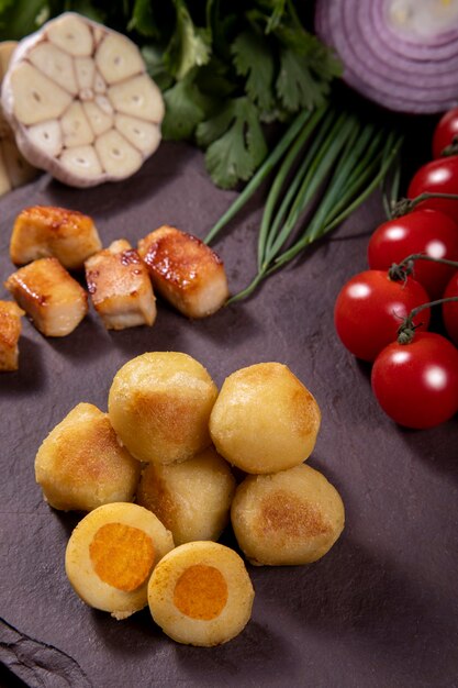 Foto nhoque de batata recheado com frango com molho de tomate orgânico natural sem agrotóxicos