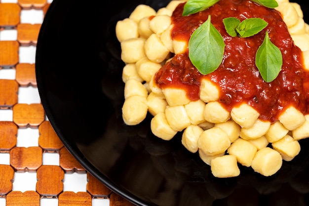 Nhoque di patata, macarrão de batata italiana com molho de tomate e manjericão