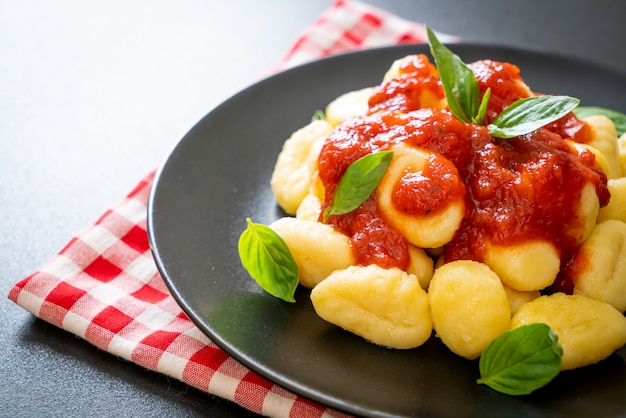 Nhoque em molho de tomate com queijo. comida italiana