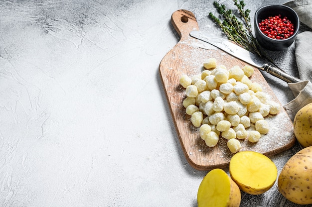 Nhoque feito à mão di patata, massa italiana tradicional pronta para cozinhar. Vista do topo. Copie o espaço