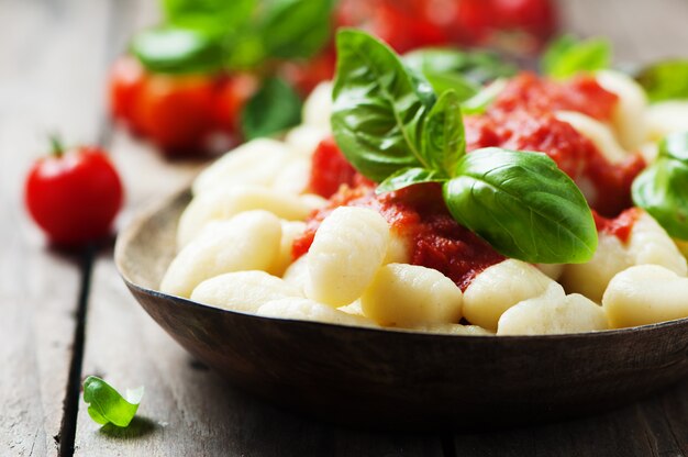 Nhoque italiano com tomate e manjericão