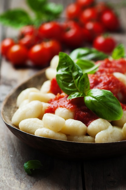 Nhoque italiano com tomate e manjericão