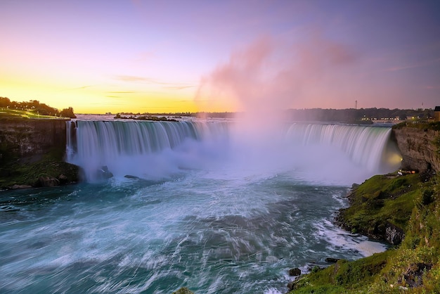 Niagara fällt zwischen Kanada und den Vereinigten Staaten von Amerika