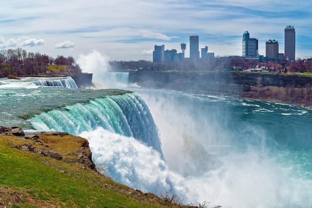 Niagara Falls do lado americano e arranha-céus do lado canadense. Uma vista sobre American Falls, Bridal Veil Falls, Goat Island, Horseshoe Falls e arranha-céus do Canadá ao fundo.