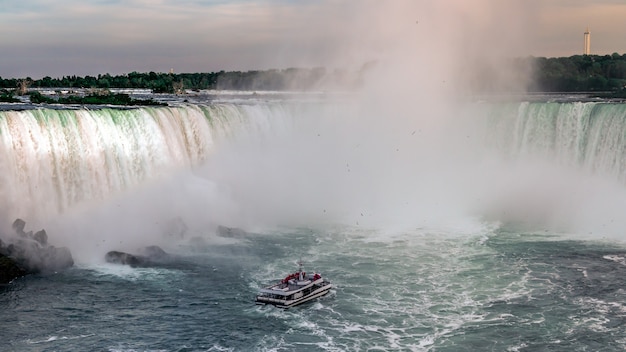Niagara Falls, no Canadá, cruzeiro em barco com turistas se aproximando das Cataratas Horseshoe