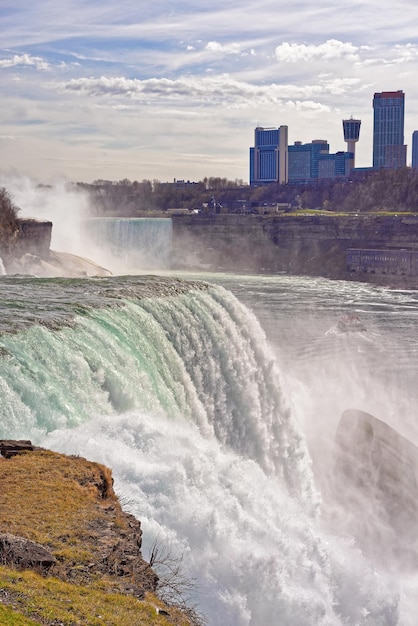 Niagara Falls von der amerikanischen Seite und Wolkenkratzer von der kanadischen Seite. Ein Blick auf American Falls, Bridal Veil Falls, Horseshoe Falls und Canada Skyscrapers im Hintergrund.