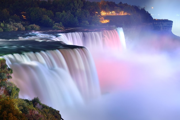 Niagarafälle werden nachts von bunten Lichtern beleuchtet