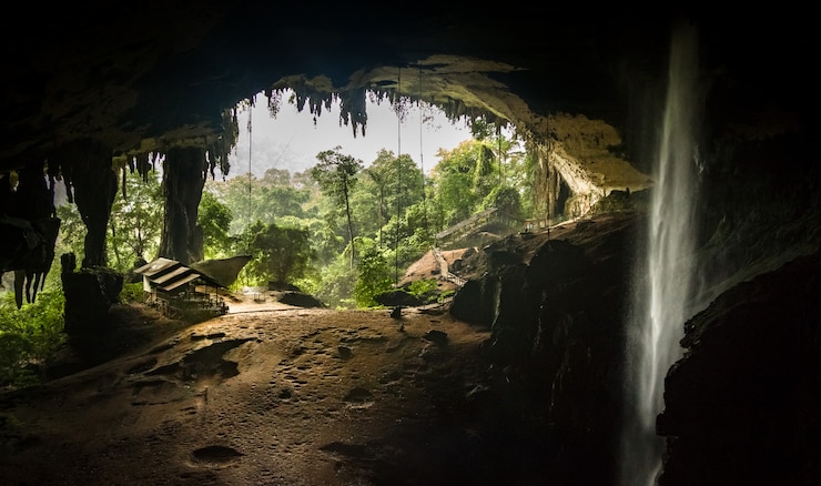 Niah Great Cave, olhando para fora, no Parque Nacional Niah, Bornéu, Sarawak, Malásia