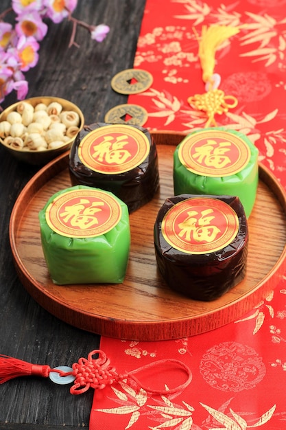 Nian Gao o Pastel de arroz dulce de año nuevo chino (Tikoy, Fa Gao), popular como Kue Keranjang o Kue Bakul. El carácter chino es Fu significa fortuna