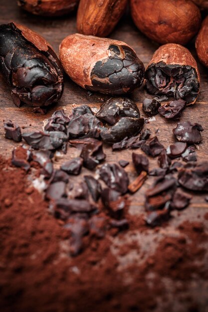 Foto nibs de cacao con semillas de cacao