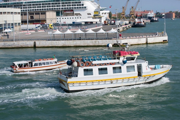 Ônibus aquáticos na baía do porto de Veneza no verão