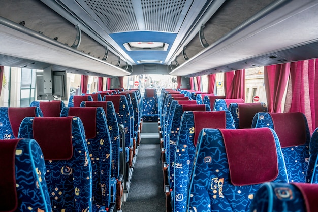 Ônibus de viagem moderna na França