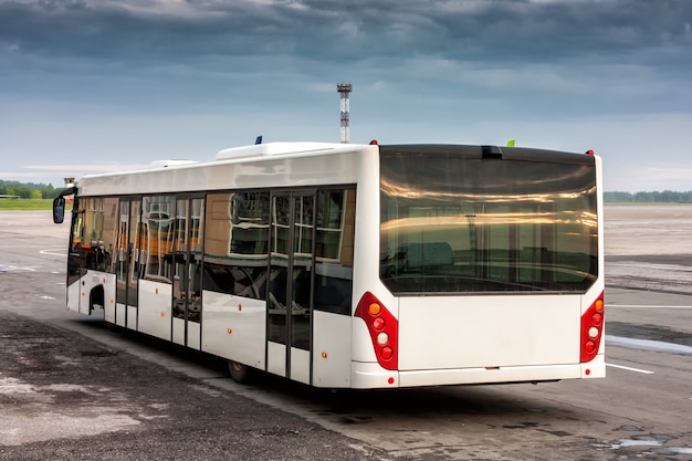 Ônibus do aeroporto no pátio