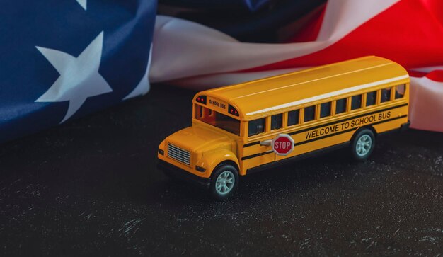 Ônibus escolar e bandeira americana