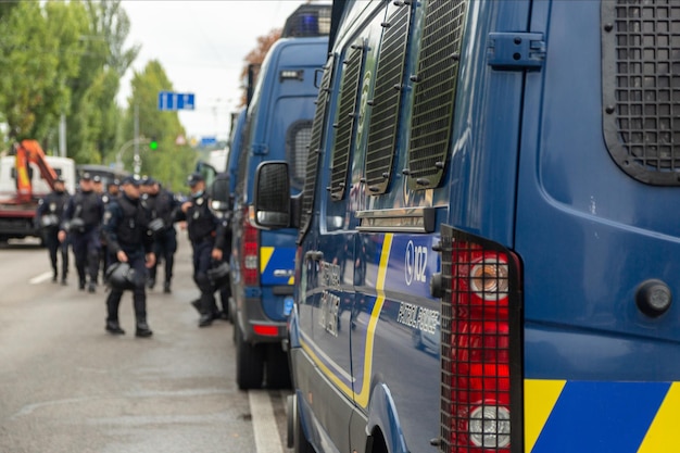 Ônibus especial da polícia para transporte de unidades. Kiev, Ucrânia.