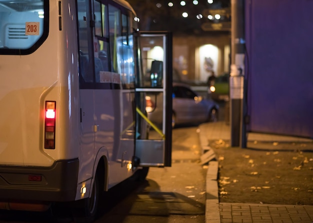 Ônibus na estrada à noite