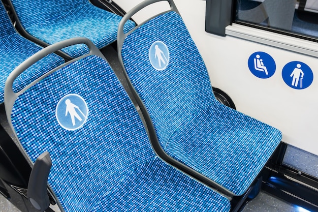 Ônibus urbano moderno ou ônibus com assentos para deficientes