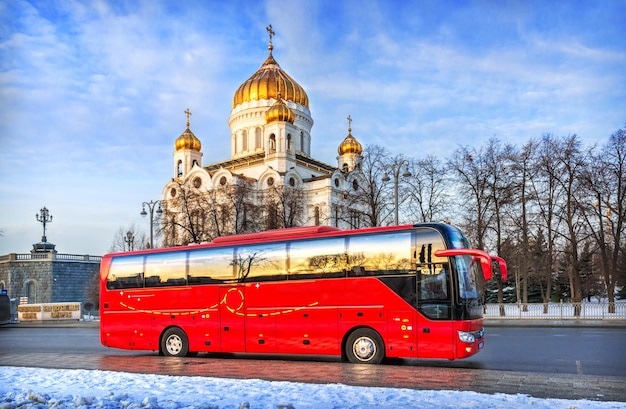 Ônibus vermelho Inesquecível Moscou no dique Prechistenskaya do rio Moscou Catedral de Cristo Salvador Legenda do Salão da Catedral de Moscou