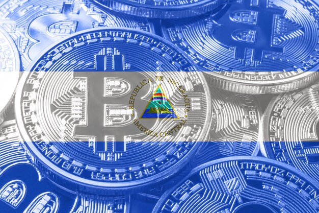 Nicaragua-Bitcoin-Flagge, Nationalflaggen-Kryptowährungskonzept schwarzer Hintergrund