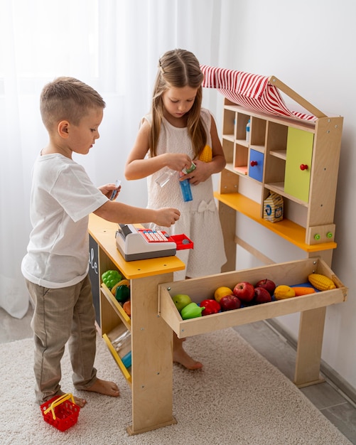 Foto nicht-binäre kinder, die zu hause spielen