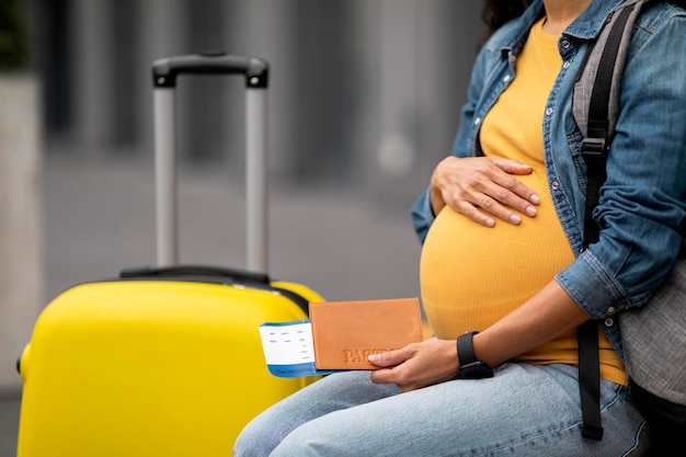 Foto nicht erkennbare erwartete frau, die allein unterwegs ist, beschnittenes foto