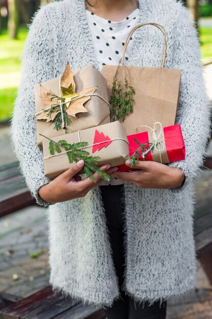 Nicht erkennbare Frau, die Weihnachtsgeschenke hält