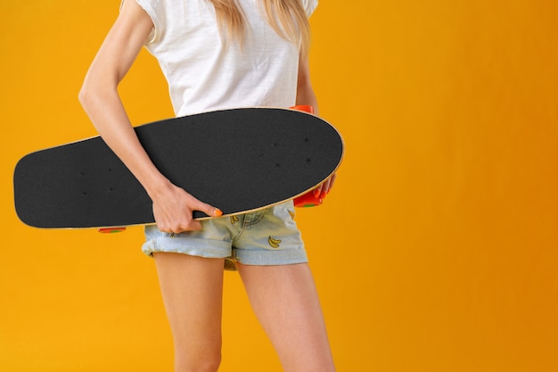 Nicht erkennbare Frau mit Skateboardsport-Freizeitkonzept