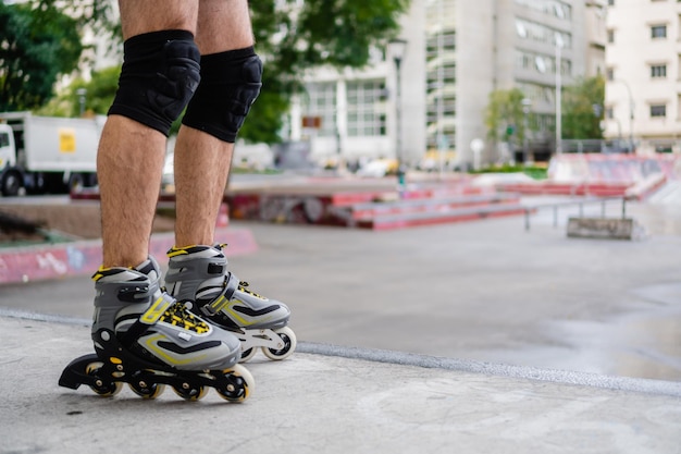 Nicht erkennbare Person mit einigen Rollen in einem Skatepark-Kopierraum