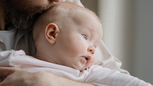 Nicht erkennbarer bärtiger Vater Papa fürsorgliches Elternteil mit kaukasischem Baby, das den Kinderkopf küsst