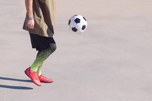 Nicht erkennbarer Fußballspieler, der den Ball spielt