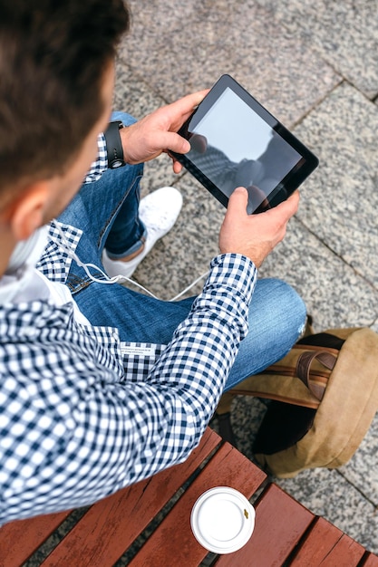 Nicht erkennbarer junger Mann mit Tablet