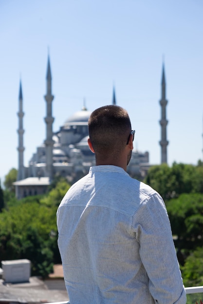 Nicht erkennbarer Mann, der die Blaue Moschee in Istanbul, Türkei, anstarrt