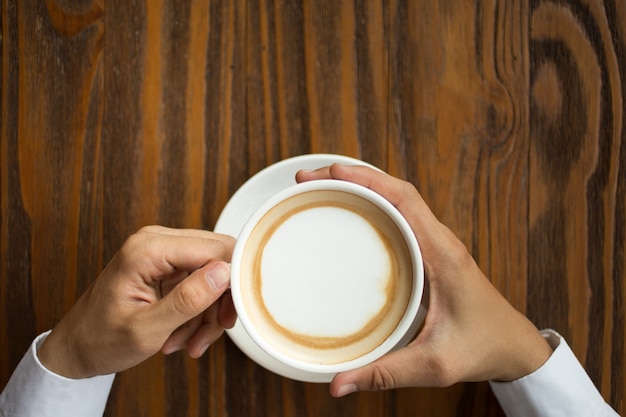 Nicht erkennbarer Mann, der Kaffeepause genießt