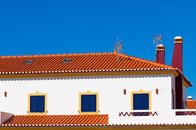 Nicht erkennbarer Teil des Wohnhauses an der Algarve, Portugal. Strahlend blauer Himmel als Hintergrund